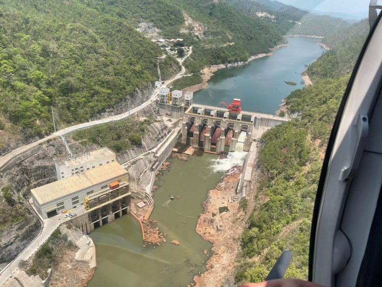 Limpieza de compuertas de canal de desfogue Central Hidroeléctrica Patuca III. Cliente: Sinohydro Corporation