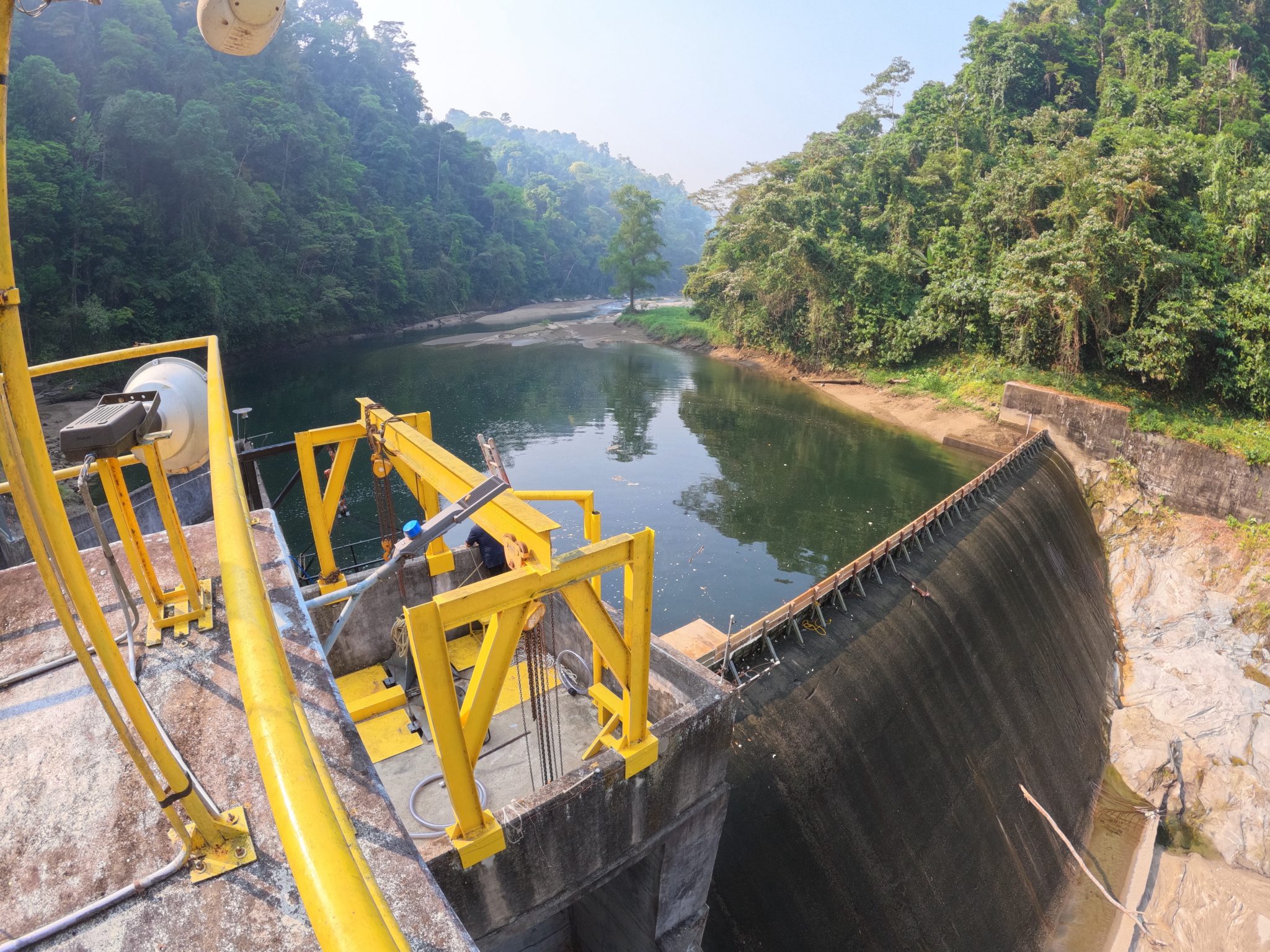 Instalacion de compuerta provisional en canal de desfogue en represa hidroelectrica Cuyamel. Cliente: Compañia Hidroeléctrica Cuyamel S.A. de C.V. COHCUY